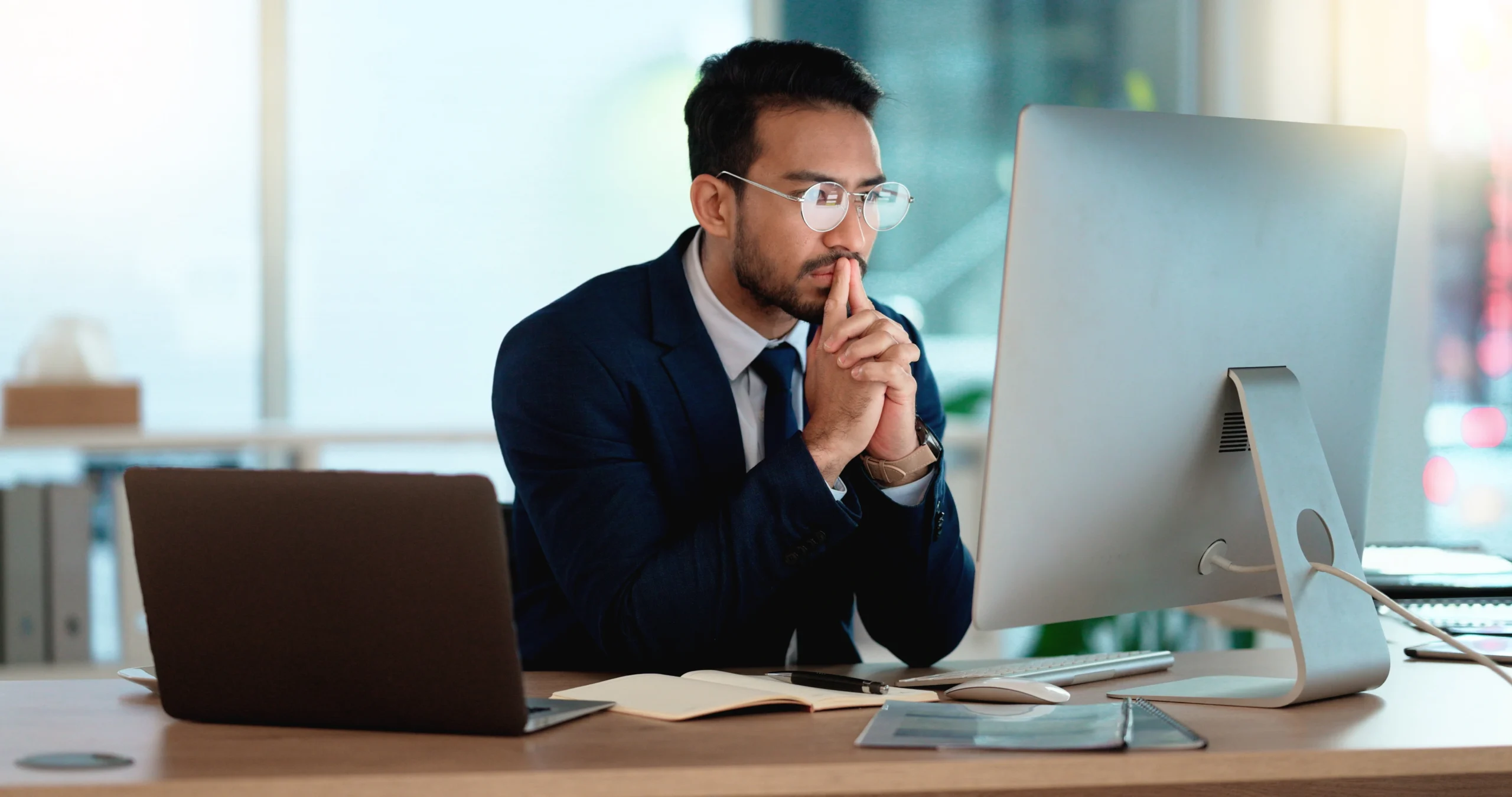 SEO Agentur Experte analysiert Website und Optimierungspotenziale