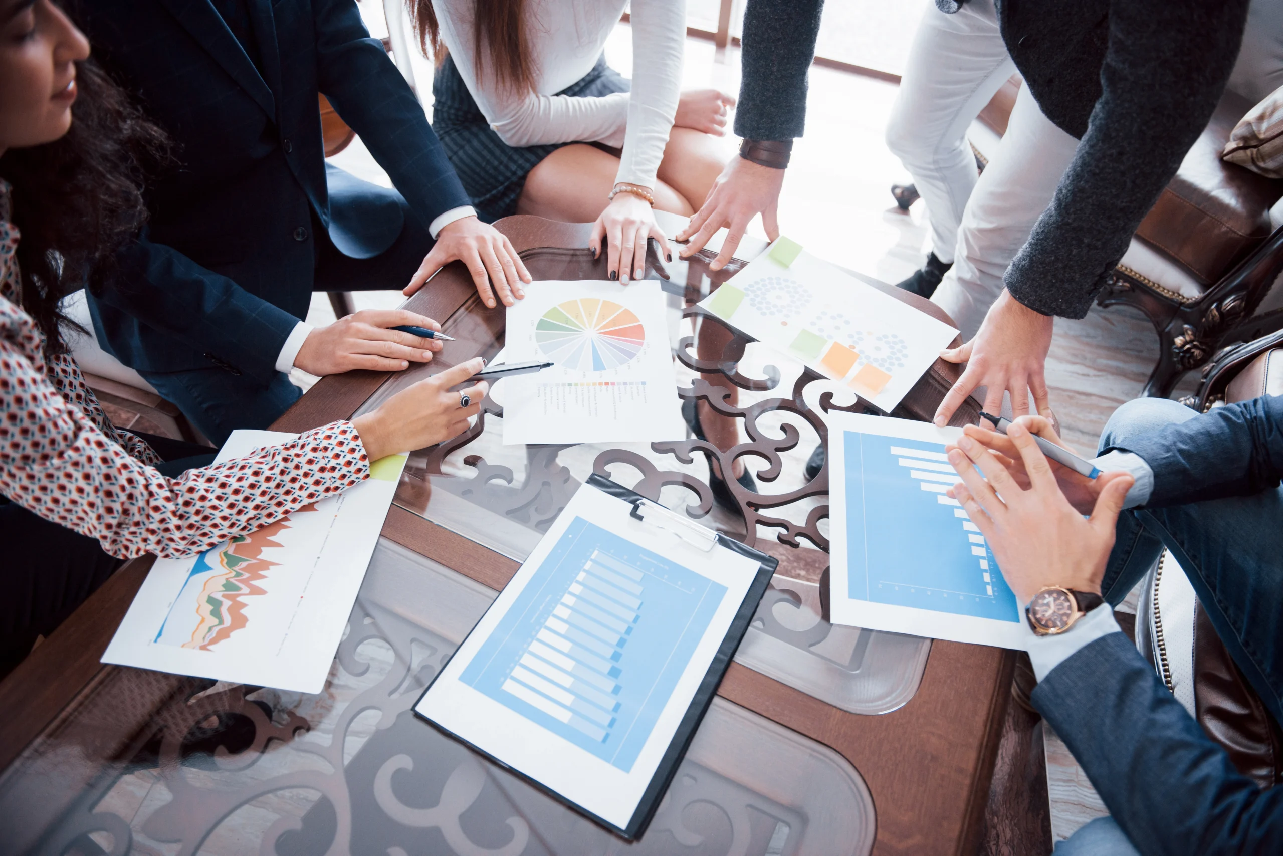 SEO Team analysiert Daten für eine erfolgreiche Strategie