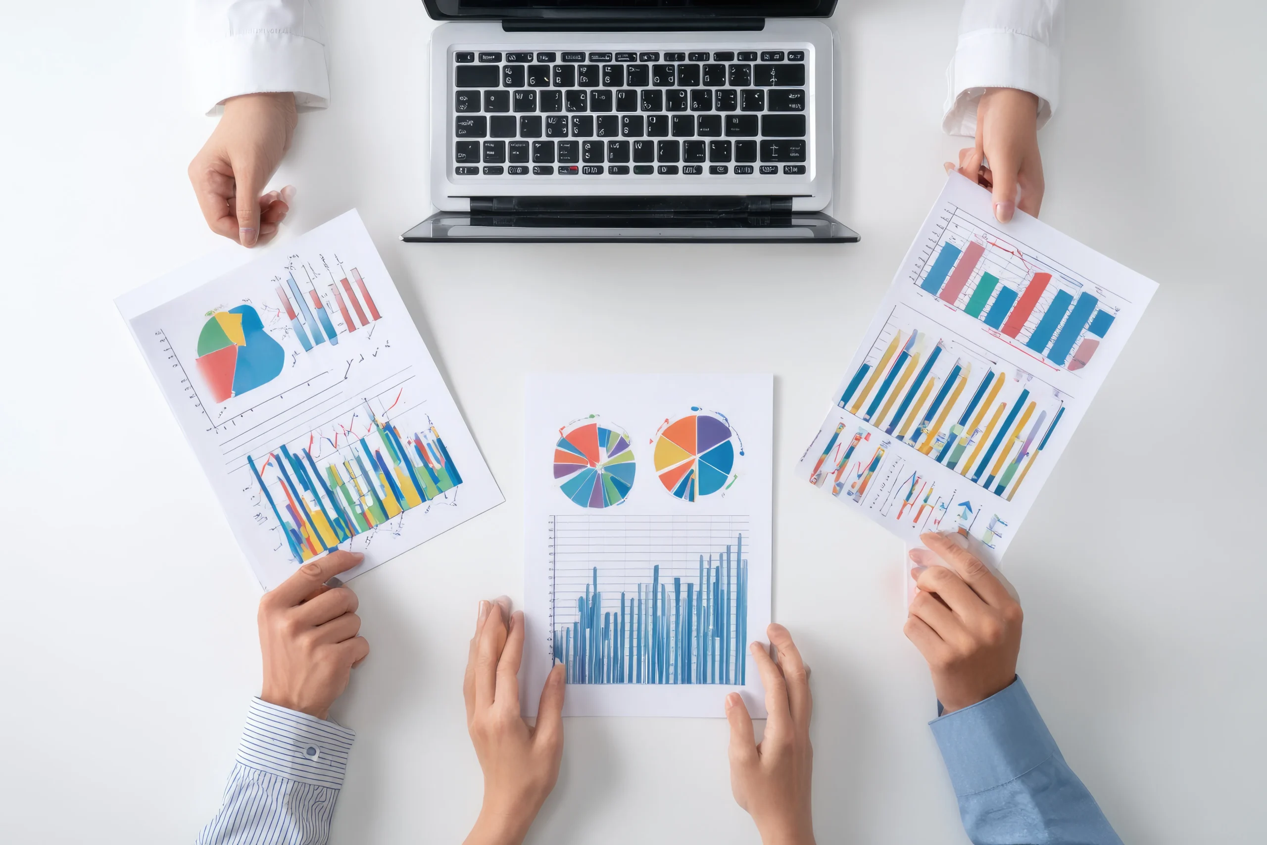 Google Analytics Team analysiert Website-Daten und Performance-Berichte