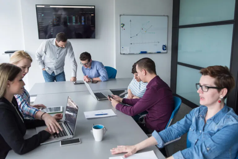 SEO Experten im Team bei der strategischen Analyse und Planung