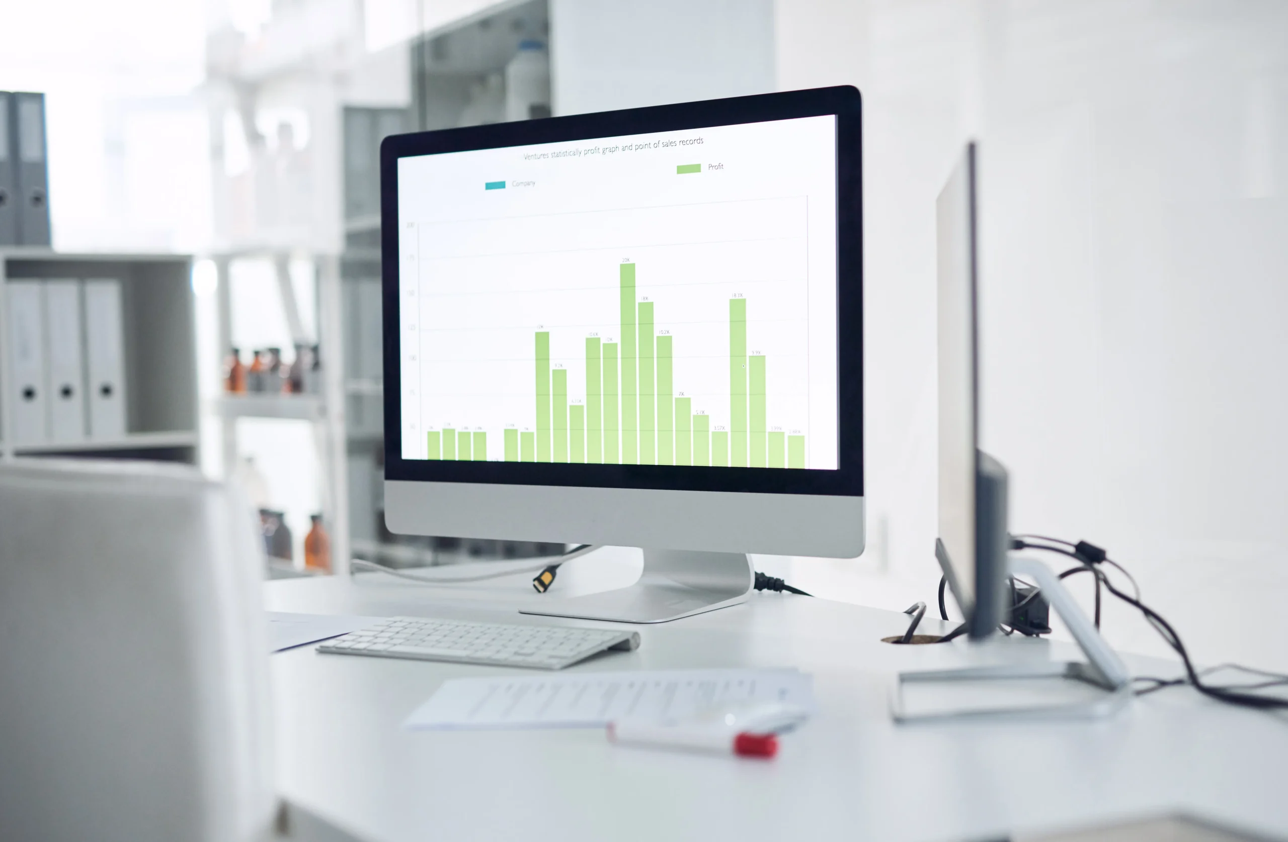 SEO-Performance-Analyse mit Diagramm zur Entwicklung wichtiger Website-Kennzahlen