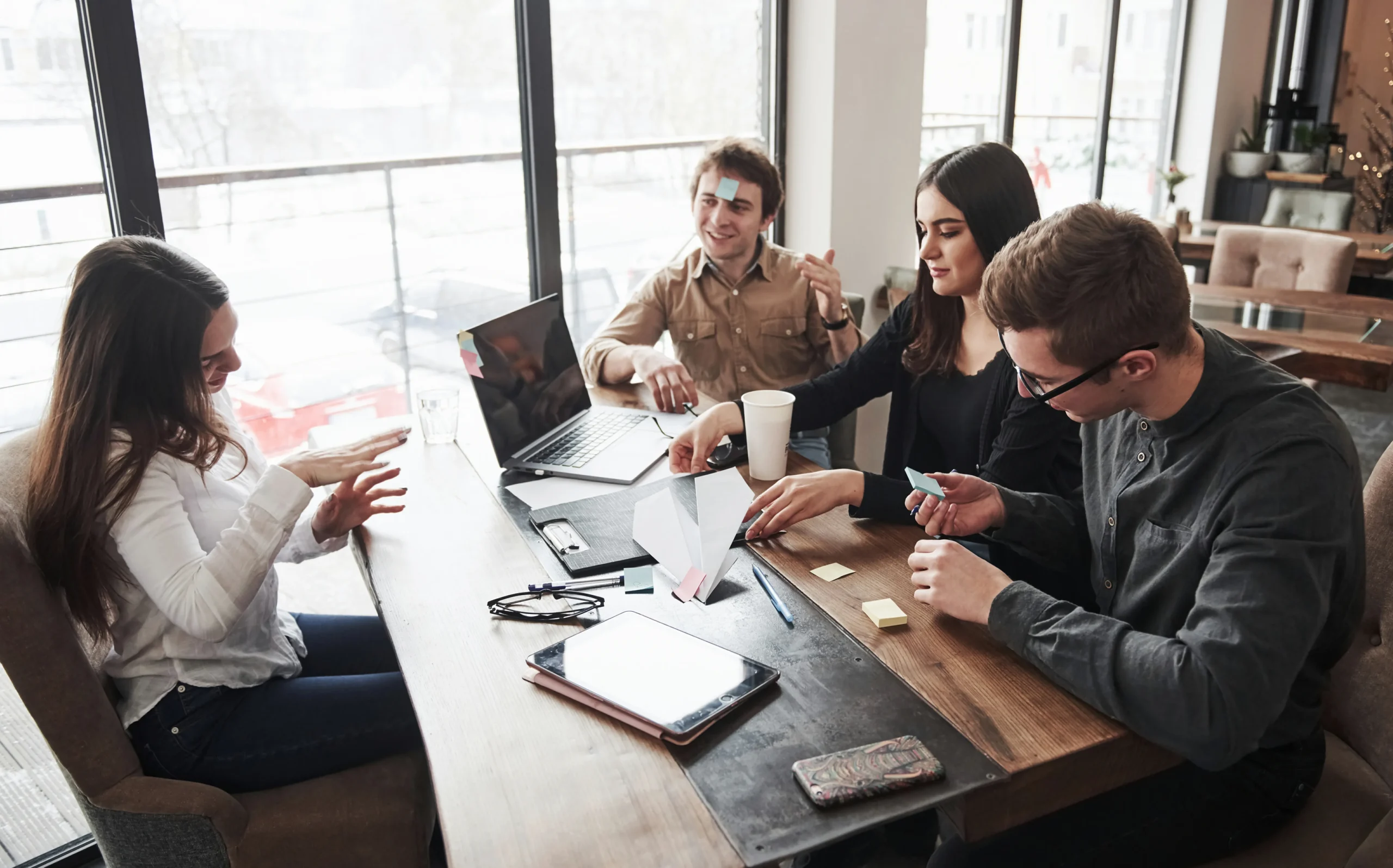 Team entwickelt gemeinsam eine digitale Strategie im modernen Arbeitsumfeld